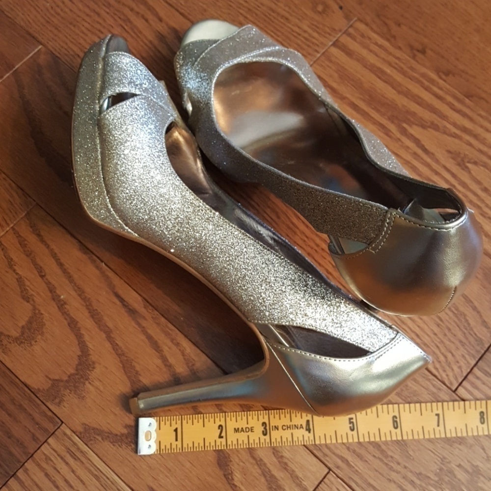 GOLD Alfani heels. - Picture 3 of 7